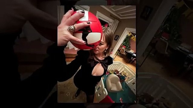 Mini ve göğüs dekolteli siyah elbisesiyle kızının odasında poz veren Demet Evgar tepkilerden nasibini aldı