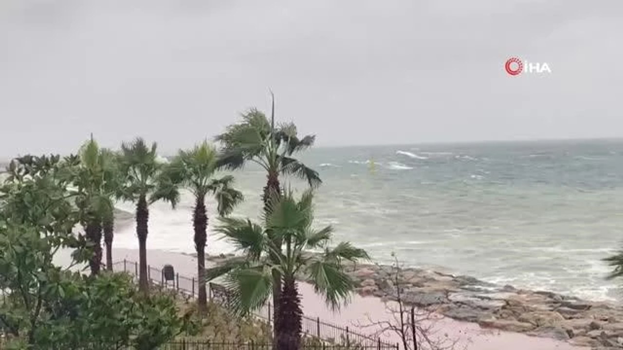 Fırtınaya dayanamayan tekneler karaya vurdu