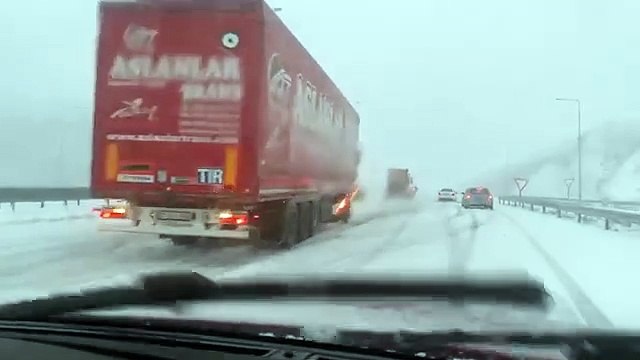 Kar çilesi başladı! Kuzey Marmara Otoyolu kapandı araçlar mahsur