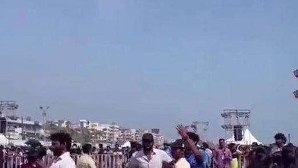 విశాఖ: బీచ్ లో క్రికెట్ అభిమానుల సందడి వాతావరణం