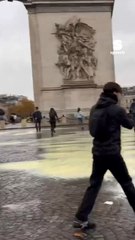  FLASH : Des manifestants ont repeint le rond point de l’Arc de Triomphe pour dénoncer la situation climatique et sociale en France