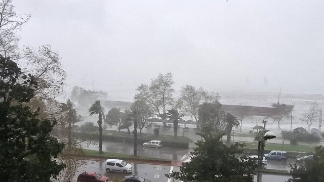 Karaya çarpan gemi ikiye bölündü