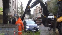 Avcılar'da Fırtına Sonucu Ağaç Otomobilin Üzerine Devrildi