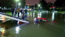 Bursa'da Otomobil Süs Havuzuna Düştü