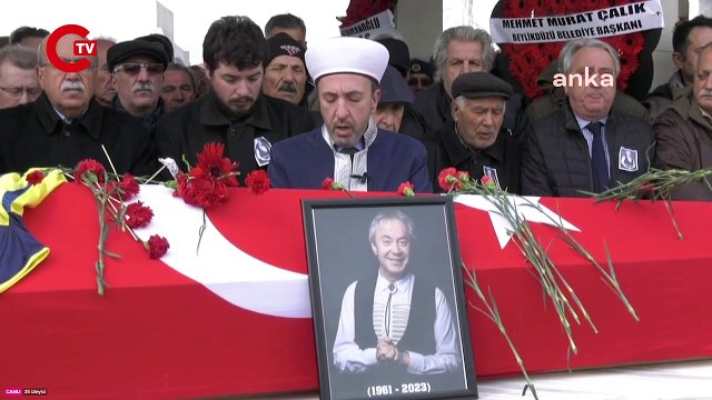 Son yolculuğuna uğurlanırken rahat bırakmadılar... Metin Uca'nın cenazesinde skandal