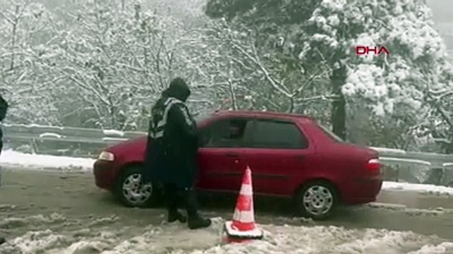 Turizm merkezinde kar kalınlığı 50 santimi geçti! Zincirsiz araçlar geri çevriliyor