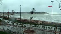 İstanbul'da Fırtına Dev Dalgalar Oluşturdu