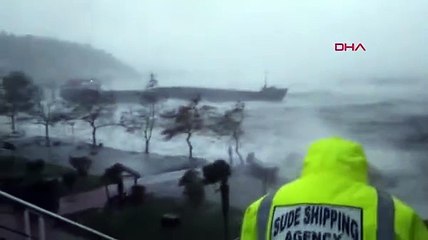 Zonguldak'ta korkutan anlar! Fırtınanın etkisiyle karaya oturan gemi ikiye bölündü