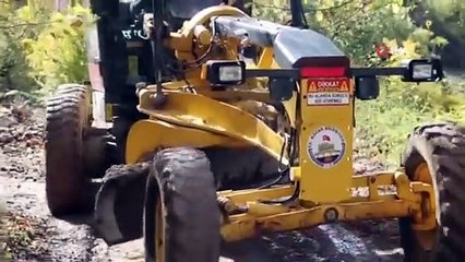 Kozan'da kapanan yollar iş makineleri ile açılıyor