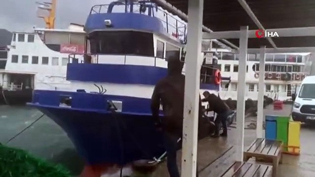 Amasra Limanı'nda bir tekne battı, restoran geminin halatları koptu