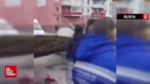 Rusya’da hareket halindeki aracın üzerine ağaç devrildi