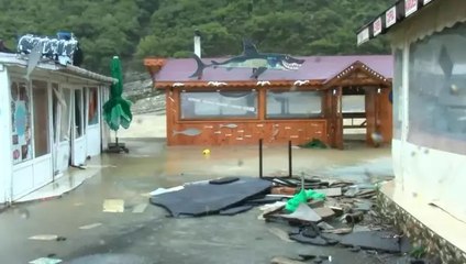 Şile'de Yeşilçay Deresi taştı, bölgedeki restoran ve kafelerde hasar meydana geldi