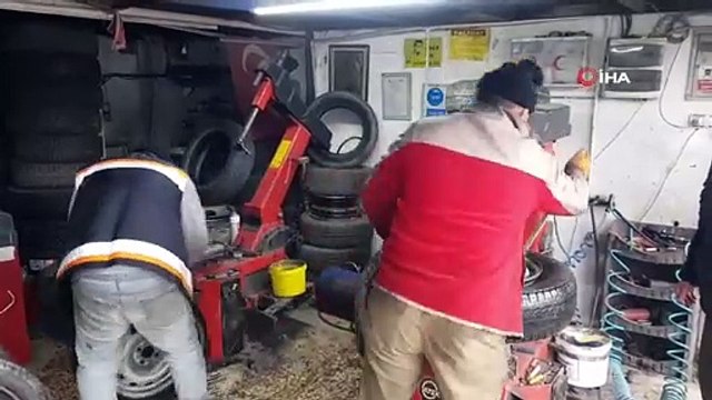 Karabük'te Kar Yağışına Hazırlıksız Yakalanan Sürücüler Lastikçilere Akın Etti