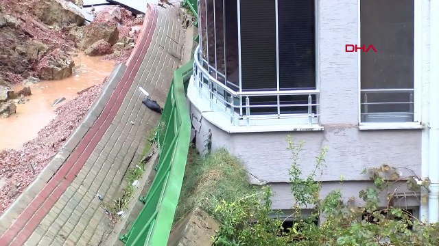 Bursa'da Sağanak Sonrası Oluşan Çukura Düşen Araçlar Vinç İle Çıkartıldı