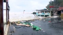 Kilyos'ta fırtına nedeniyle oluşan dev dalgalar iş yerlerine zarar verdi