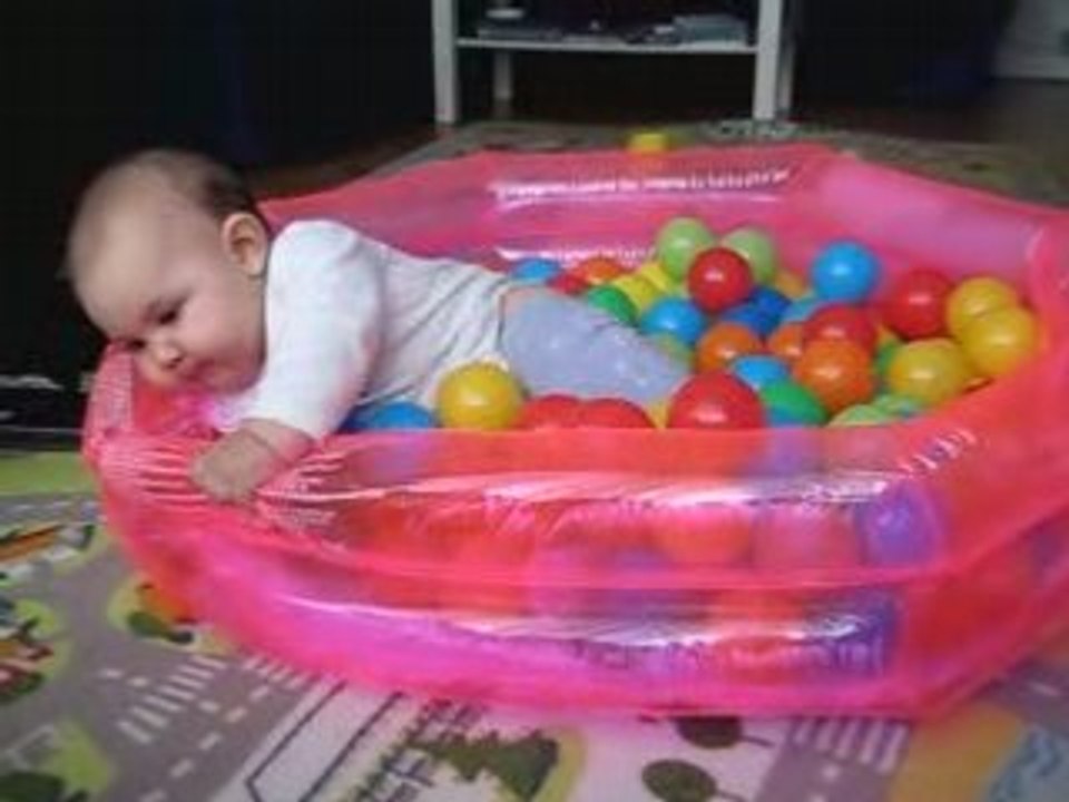 Noah 6 mois dans sa piscine a balles de la maison