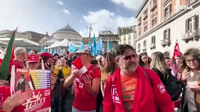 Napoli, lavoratori di Cgil e Uil manifestano in piazza Plebiscito per lo sciopero