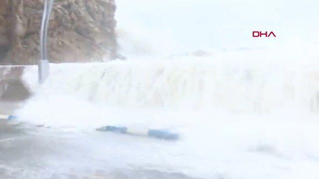 Şile'de dalgalar yola kadar ulaştı