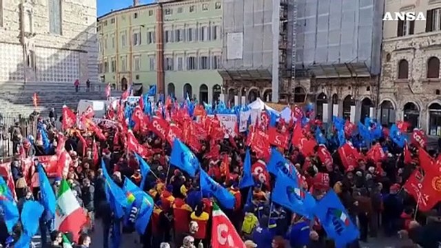 Perugia, bandiere in piazza per lo sciopero di Cgil e Uil
