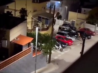 Homem persegue amante da mulher (ainda nu) com faca na rua