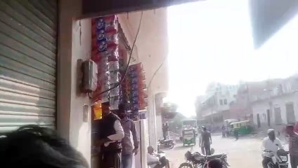 मारपीट कर दुकाने जलाने की धमकी, रात को आग लगा दी