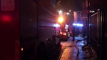 Bursa’da metruk bina alev alev yandı