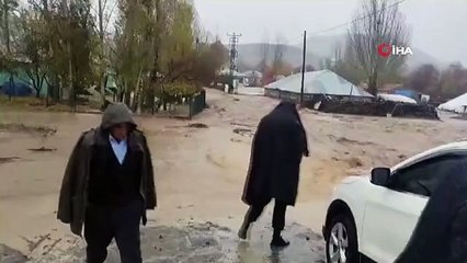 Bingöl'de sağanak sel getirdi, 2 çoban ve 30 hayvan kurtarıldı