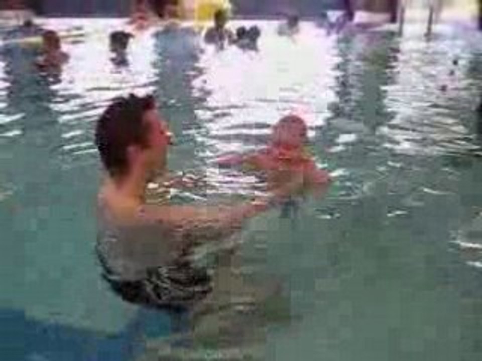 1er plouf pour Noah 6 mois avec papa