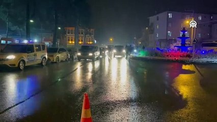 Kardan kapanan D-100 kara yolundaki vatandaşlar, Çerkeş Kültür Merkezi'ne sığındı