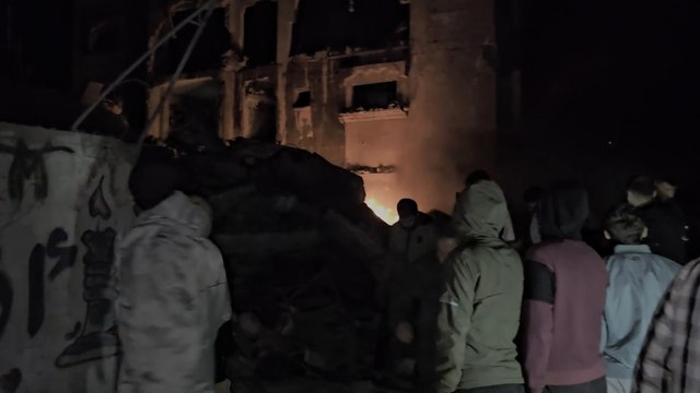 شاهد.. البحث عن ناجين تحت أنقاض منزل عائلة الحاج بمخيم النصيرات