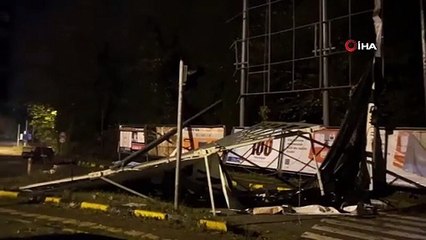 Dev tabela sert rüzgara dayanamayarak çöktü