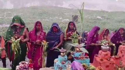 देवरिया: समाप्त हुआ 36 घंटे का निर्जला व्रत, उगते सूर्य को दिया गया अर्घ्य