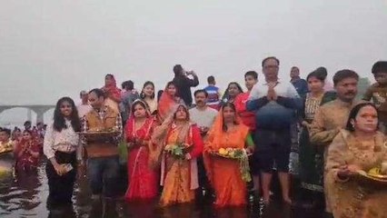 छठ महापर्व: महिलाओ ने उगते सूर्य को दिया अर्घ्य, परिवार के लिए मांगी खुशहाली