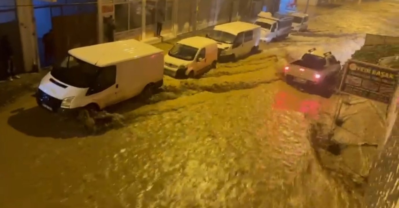 Batman'da sağanak; cadde ve sokaklar suyla doldu