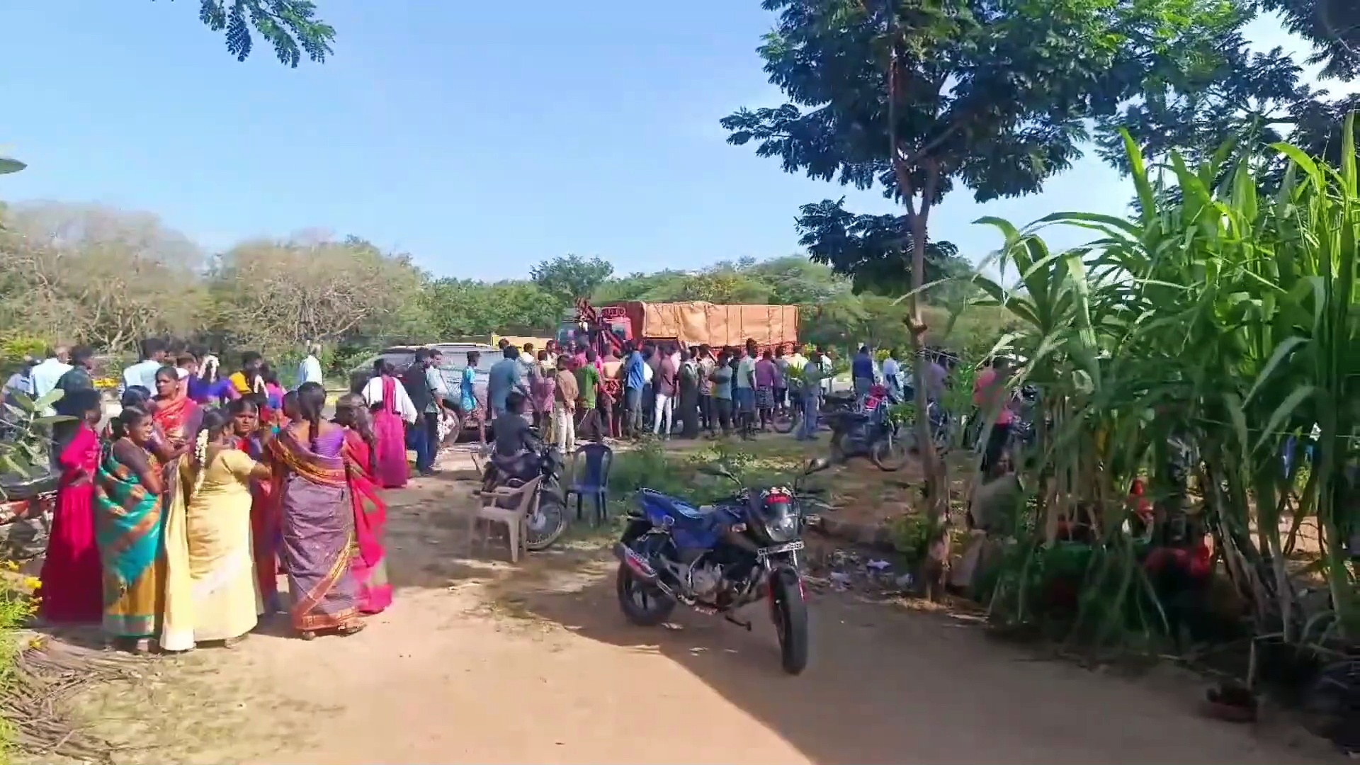 புதுமனை புகுவிழாவிற்காக சாலை ஓரம் நிறுத்தி வைக்கப்பட்ட கார்கள்; அடுத்தடுத்து மோதிய விபத்தில் 6 பேர் காயம்