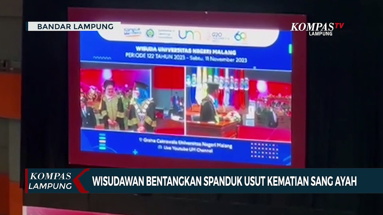 Wisudawan Bentangkan Spanduk Minta Kapolri Usut Kematian Sang Ayah