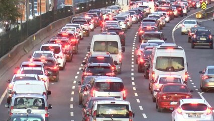 Descargar video: Ara tatil bitti, İstanbul’da trafik çilesi kaldığı yerden