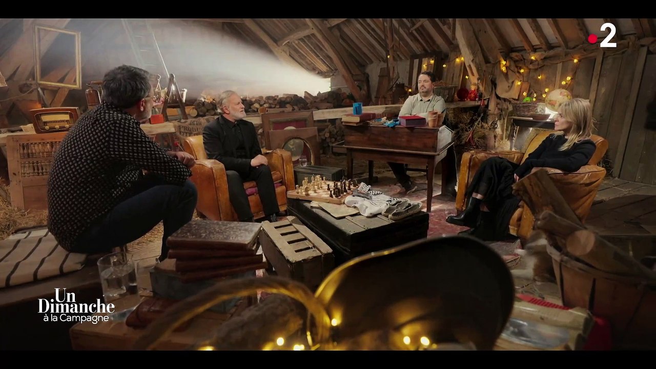 Submergé par l'émotion, Françis Huster révèle sur France 2 avoir été violé dans sa maison de campagne alors qu'il avait 10 ans : "Il m' a mis un couteau sur le cou alors que j'étais dans mon lit"