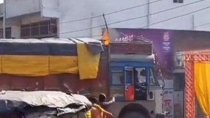 पीलीभीत: खड़े ट्रक में लगी भीषण आग, हजारों का नुकसान