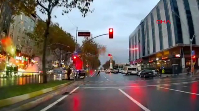 İstanbul'da caddede patlatılan havai fişekler paniğe neden oldu