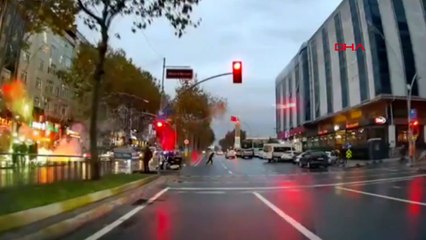 İstanbul'da caddede patlatılan havai fişekler paniğe neden oldu