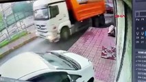 Sultangazi'de Kamyon Lastiği Patladı, Paspas Otomobilin Üzerine Düştü