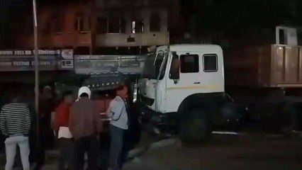 रफ्तार का कहर: नवानगर में बेलगाम ट्रक सड़क किनारे दुकान में जा टकराई, चालक गिरफ्तार