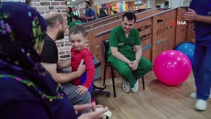 Depremzede Murat, protez bacakla çocukluğunu yeniden yaşıyor