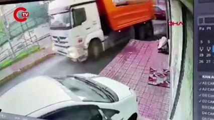 Sultangazi'de kamyonun lastiği bomba gibi patladı: 'Sarsıntıya uyandık'