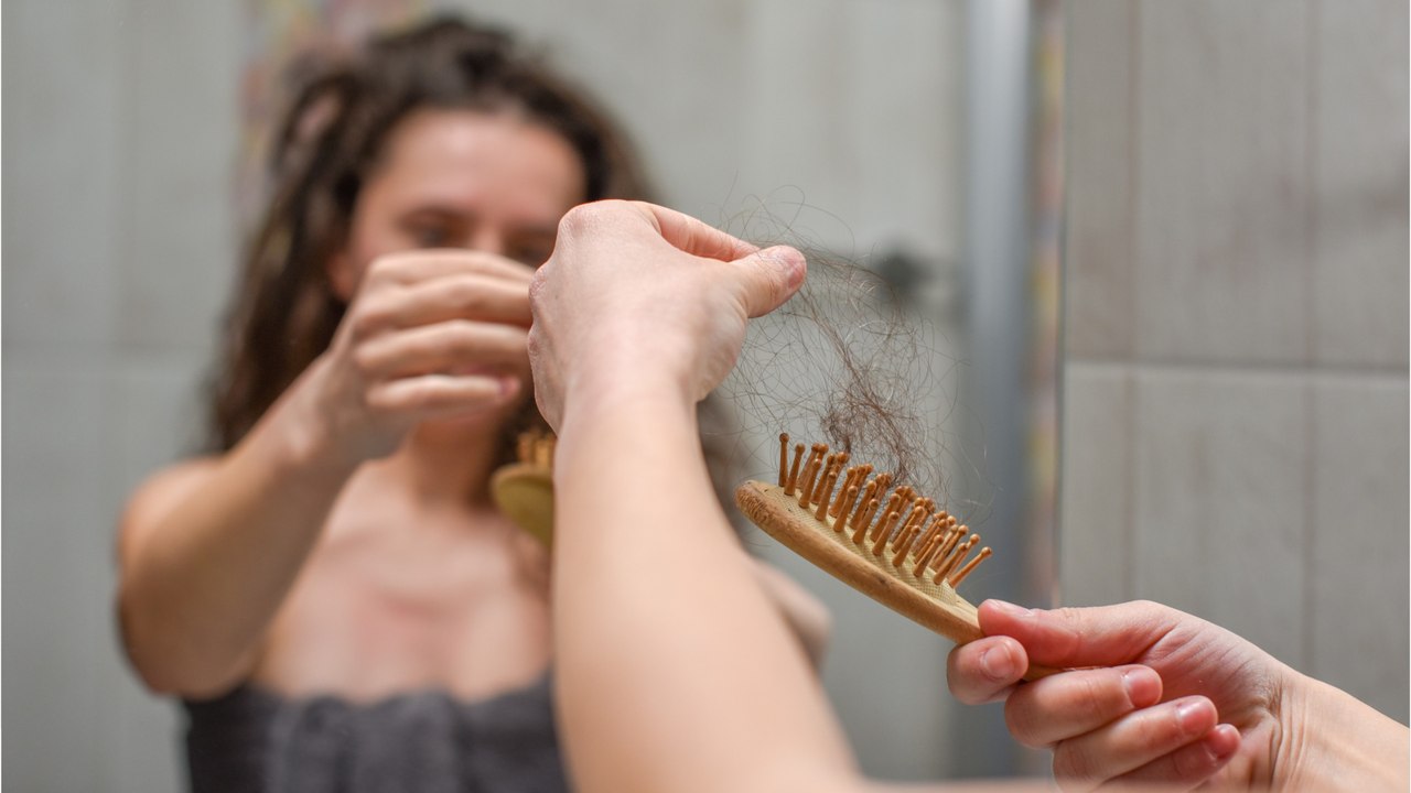 Fallen uns im herbst wirklich mehr haare aus?