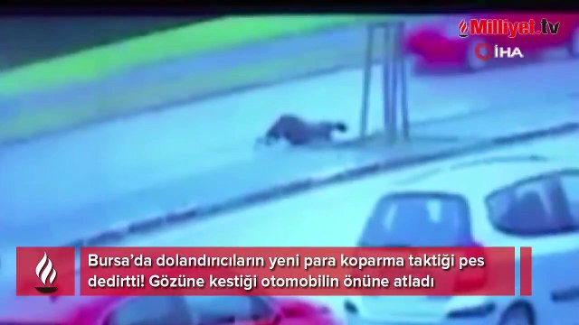 Oscarlık performans! Otomobilin önüne atladı, kimse oralı olmayınca kalkıp uzaklaştı