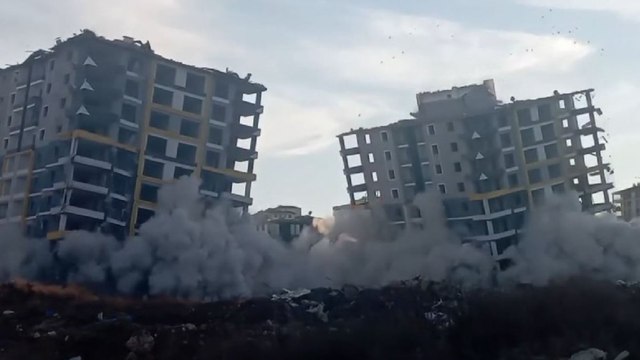 Malatya'da 12 katlı iki bina dinamitle patlatılarak yıkıldı