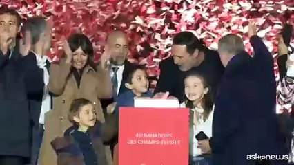 Accese le luci di Natale sugli Champs-Elysees a Parigi