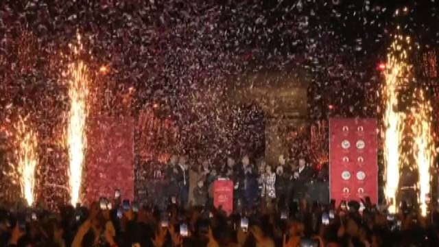 Accese le luci di Natale sugli Champs-Elysees a Parigi